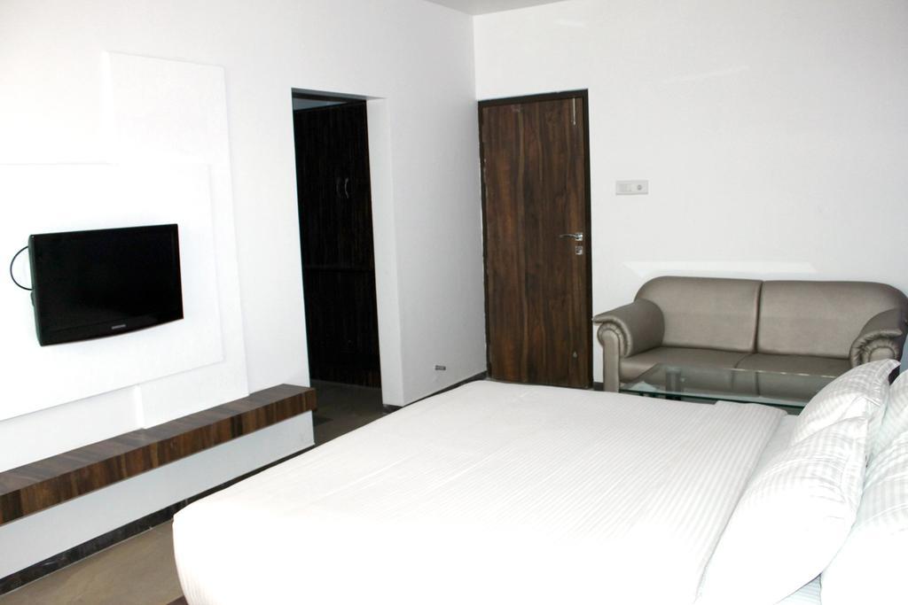 שירדי Oyo 4316 Hotel Sai Empire חדר תמונה