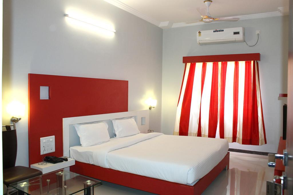 שירדי Oyo 4316 Hotel Sai Empire חדר תמונה