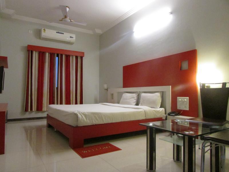 שירדי Oyo 4316 Hotel Sai Empire מראה חיצוני תמונה