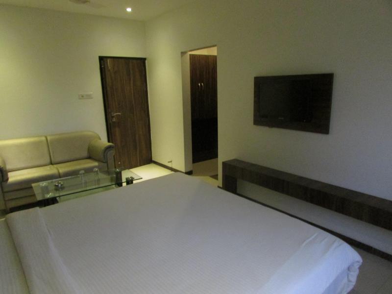 שירדי Oyo 4316 Hotel Sai Empire מראה חיצוני תמונה