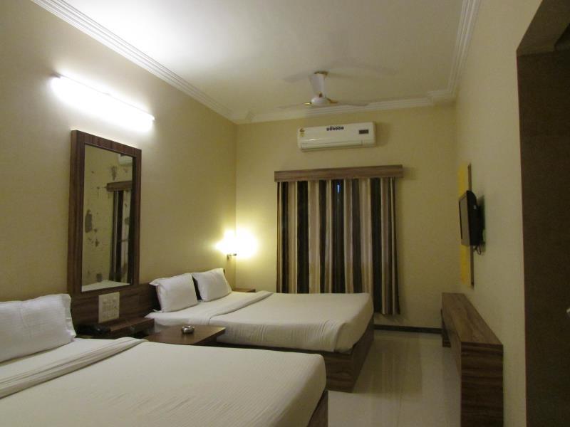 שירדי Oyo 4316 Hotel Sai Empire מראה חיצוני תמונה